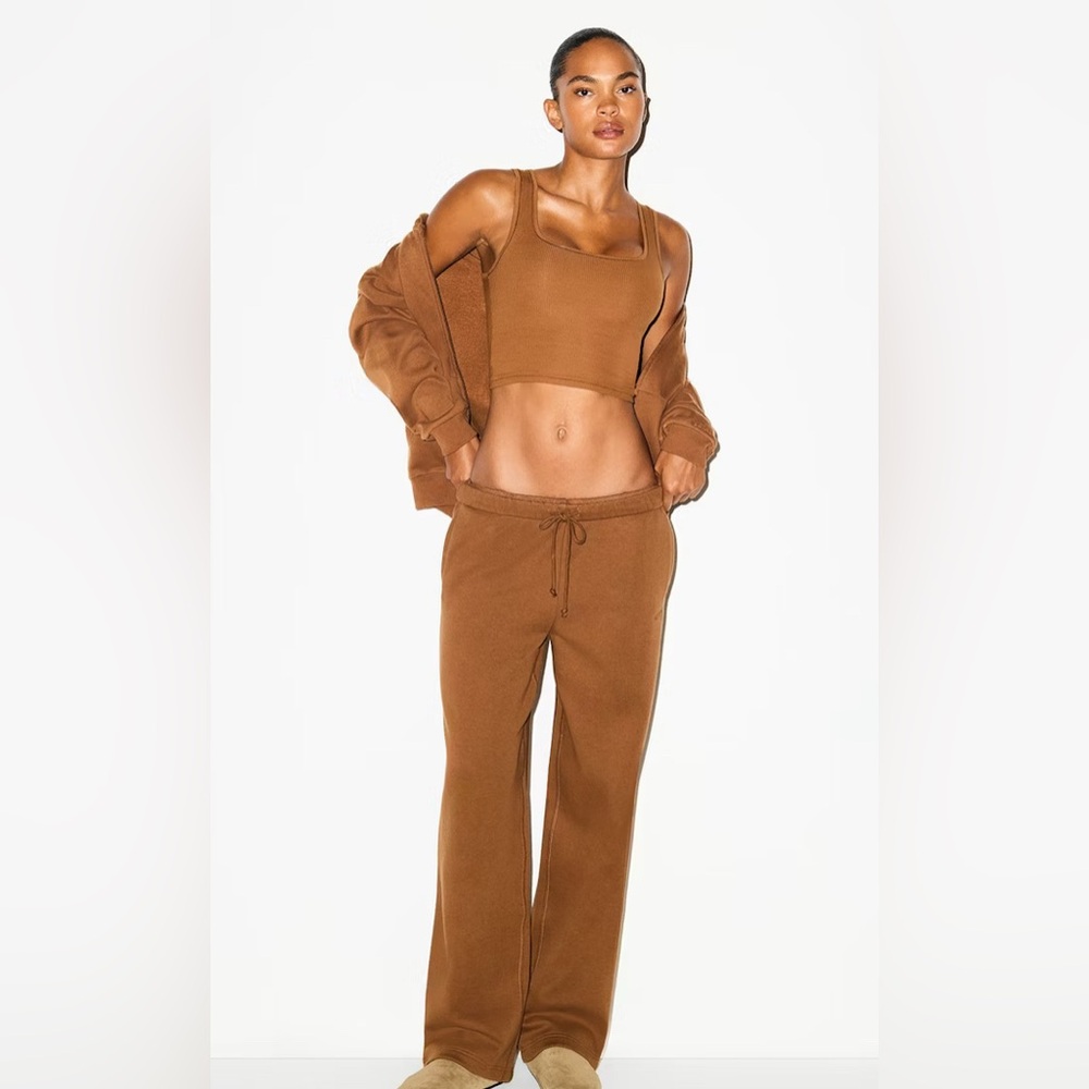 SKIMS SET COTTON FLEECE STRAIGHT LEG AND ZIP UP SWEATSHIRT, BISON SET